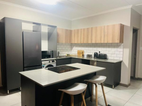 13 Elizabeth Place - Beautiful 2 bedroom unit next to Kyalami Racetrack with free WiFi - swimming pool gym and restaurant - Perfect for a small family in Midrand Waterfall